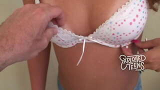 19 वर्षांचा गरम पौगंड fucks आणि पूर्ण तोंड मिळते वीर्य