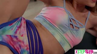 Mali korak i sestra i njen bliski prijatelj je imao stepbro imati neočekivanu erekciju za njih