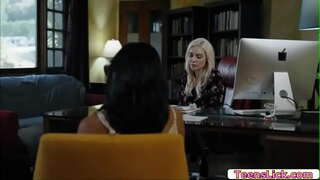 Ави Лав только смотрит, как Кензи Тейлор наслаждается лизанием ее киски