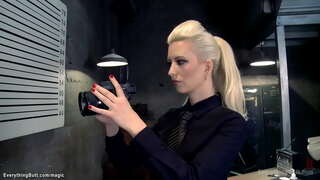 Вялікія цыцкі милф паліцэйскі Чэры Торн анальныя цацкі брунэтка складзеная Мэдді Аб Рэйлі ў офісе затым анал трахал яе і Вераніку Авлув ў турэмнай камеры утрох