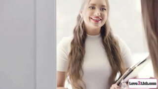 Pleanálaí bainise seduces cúpla agus a masturbate a n-cunts agus ina luí em a bheith acu 3some.Licks sí an blondes pussy mar a busty gf facesits a