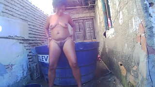 Paghuhugas sa paglipas ng aking pool sa hubo &#039; t hubad