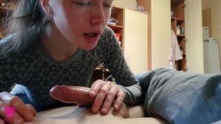 Apasionado descuidado mamada de petite belleza con semen en la boca