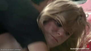 Секси русокоса Денар Pax посети луд механичар Томи Пиштол таа се сретна на терапевт, но тој overpowers неа и ја ебе со огромен кур на сите во текот на неговиот магазин