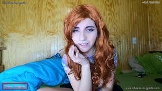 Ferch yn cael gyffrous o flaen y sgrin