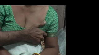 Cam mom gyda hi horny mab rhannu gwely sengl