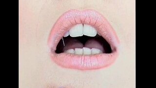 Анжела Тайгер - лесбіянка - в білому