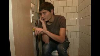 Ona se igra sa veliki kurac od momka