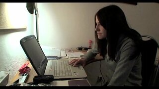 Тэр залуу биш эсрэг