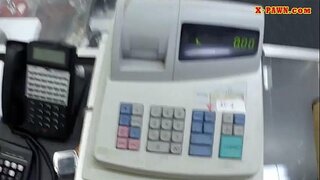 Аққұбалар красотка сатады өз сөмкелер және стучит