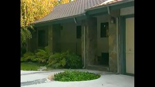 Молода дівчина з короткими волоссям стогне, коли її анальна діра вперше наповнюється великим членом