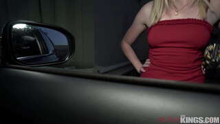 Вулична проститутка забирається до двох збуджених хлопців і бере великий член