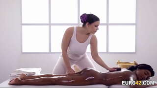 Lezbiyen masörümün büyük göğüslerini seviyorum