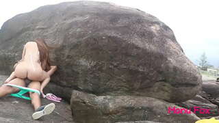 כוכבת פורנו מנו פוקס סקס אנאלי ללא קונדום על חוף ציבורי