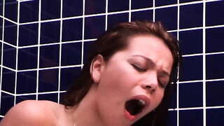 In Balneum, Illa Petiit Dick in Asinum!!!