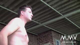 Rambut merah raksasa di pigtails Nicole S mengurut dia orang kaya, mengisap dua pricks dan mendapatkan facialized dalam bertiga